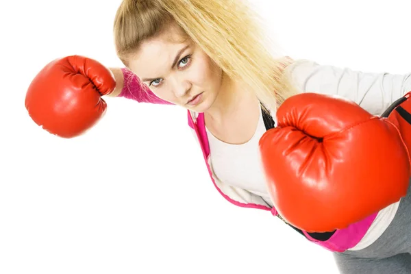 Женщина в боксерских перчатках — стоковое фото