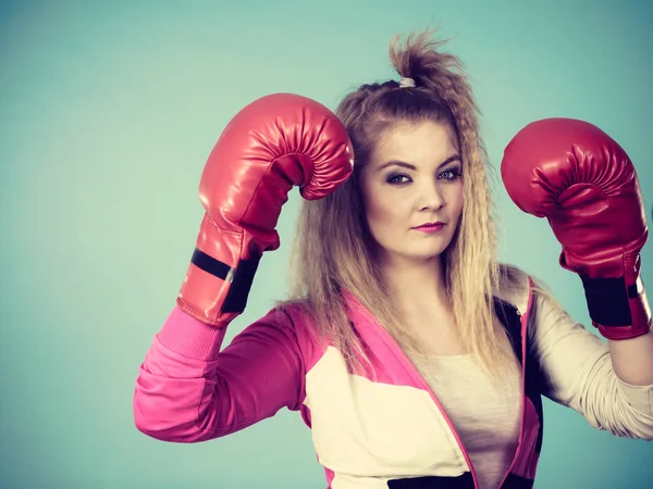 Söt flicka i röda handskar spela sport boxning — Stockfoto