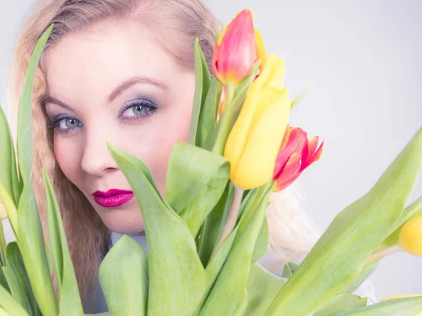 Красивая женщина с красно-желтыми тюльпанами — стоковое фото