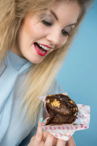 Attractive woman holds cake in hand — Stock Photo, Image