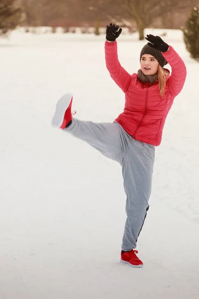 女人穿着运动服冬季户外运动 — 图库照片