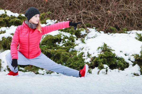 Mulher vestindo sportswear exercitando fora durante o inverno — Fotografia de Stock