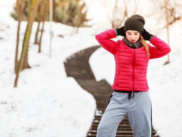 Mujer con ropa deportiva ejercitándose al aire libre durante el invierno — Foto de Stock