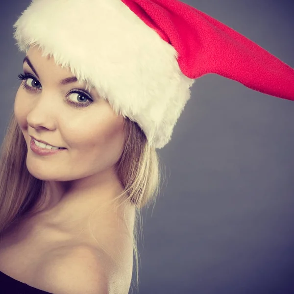 Donna felice con cappello da aiutante di Babbo Natale — Foto Stock