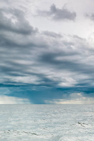 Seascape havshorisonten och sky. — Stockfoto