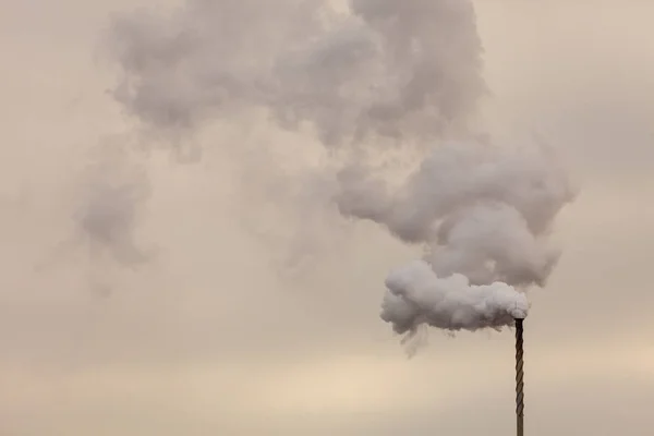 Humo de chimenea en el cielo nublado oscuro —  Fotos de Stock