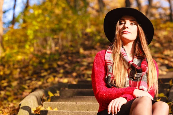 Donna che cammina nel parco durante l'autunno — Foto Stock