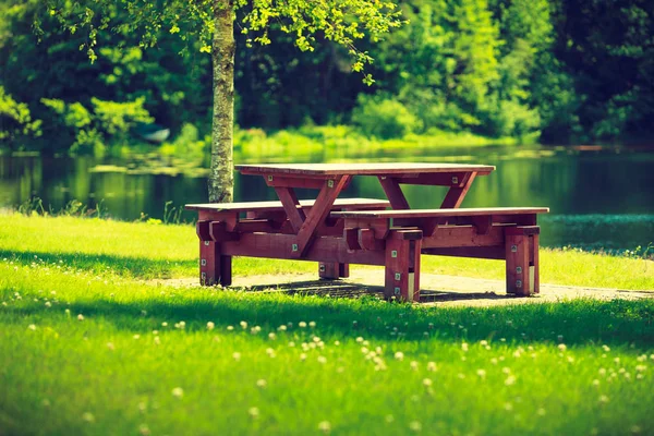 Lugar de descanso en el parque, mesa de picnic en un entorno tranquilo — Foto de Stock