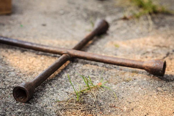 Handmatige socket wiel moersleutel liggend op grond — Stockfoto