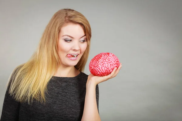 Божевільна жінка тримає мозок, бажаючи з'їсти його — стокове фото