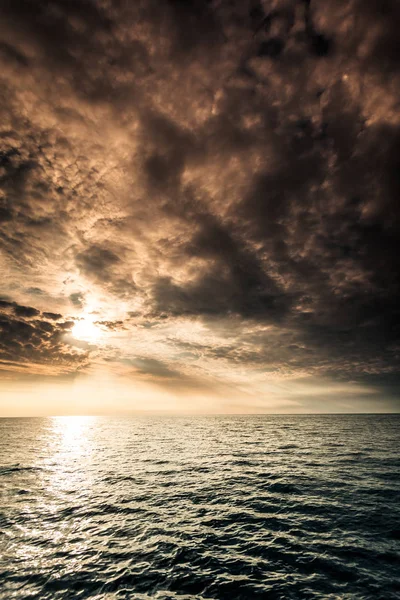 Mar Báltico horizonte atardecer y cielo nublado — Foto de Stock