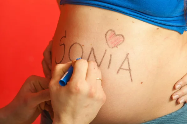 Ventre de femme enceinte avec dessins — Photo
