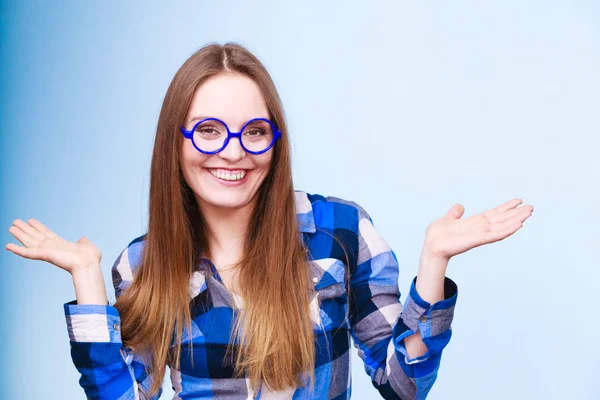 Feliz sonriente mujer nerd en gafas raras — Foto de Stock