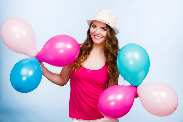 Mujer jugando con muchos globos de colores — Foto de Stock