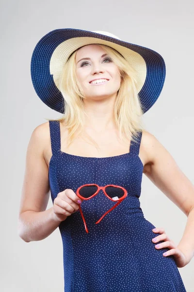 Mujer con vestido corto de la marina y sombrero de sol —  Fotos de Stock