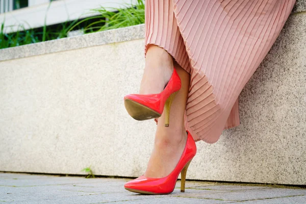 Rouge talon haut classique chaussures de plein air — Photo
