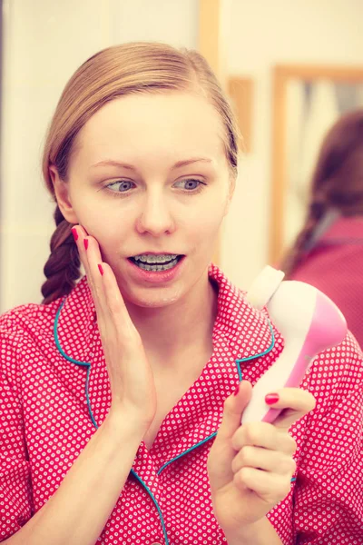 Mulher segurando escova de limpeza facial — Fotografia de Stock