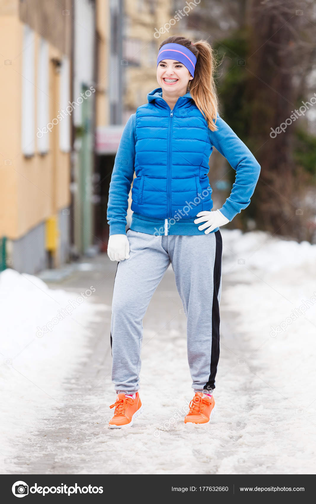 Escultura Por favor En cantidad Mujer con ropa deportiva ejercitándose al aire libre durante el invierno:  fotografía de stock © Voyagerix #177632660 | Depositphotos