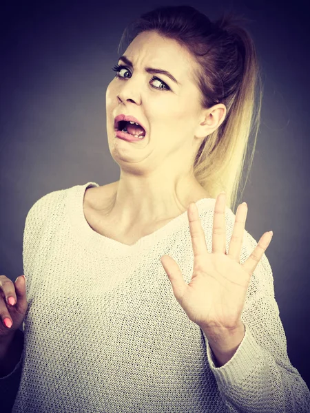 Przerażona kobieta skrzyżowane stop gest rękami — Zdjęcie stockowe
