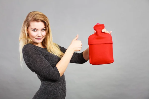 Glückliche Frau hält Wärmflasche — Stockfoto