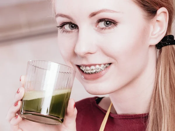 Kvinna i köket håller grönsak smoothie juice — Stockfoto