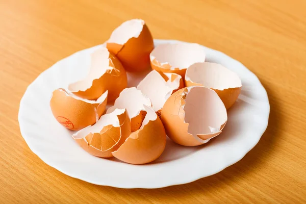 Veel lege gebarsten eierschalen — Stockfoto