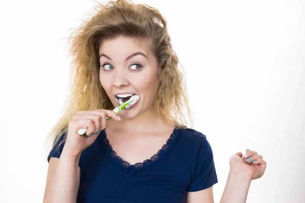 Woman brushing cleaning teeth — Stock Photo, Image