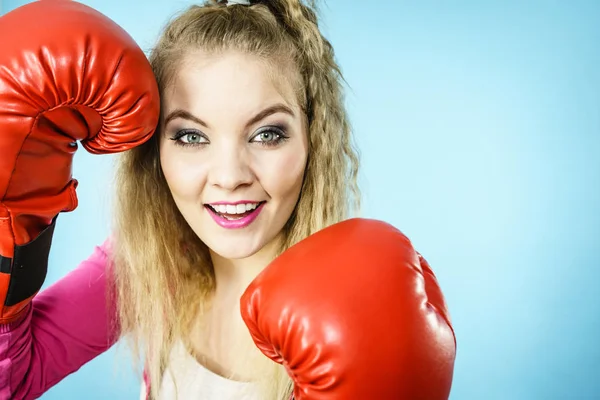 Chica divertida en guantes rojos jugando boxeo deportivo —  Fotos de Stock