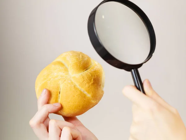 Brötchen und Lupe — Stockfoto