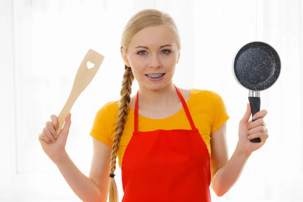 Femeie care deține tigaie de gătit și spatula — Fotografie, imagine de stoc