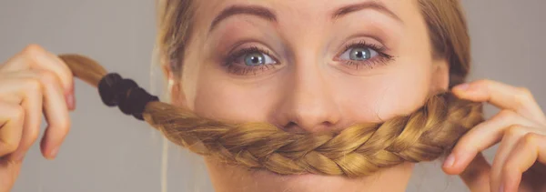 Mujer haciendo bigote con cabello rubio —  Fotos de Stock