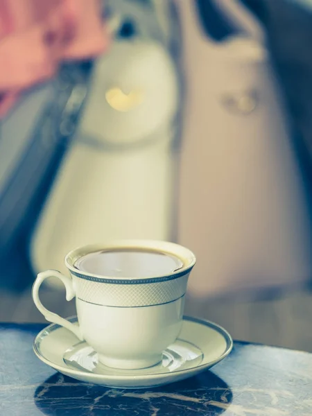 Xícara de café elegante na mesa — Fotografia de Stock