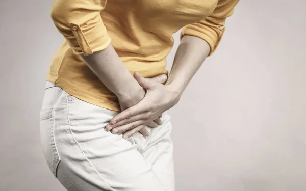 Mujer con las manos sosteniendo su entrepierna — Foto de Stock