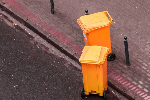 Пластиковые мусорные баки на улице снаружи — стоковое фото