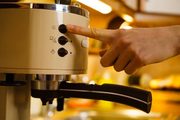 Женщина делает горячие напитки в кофеварке — стоковое фото