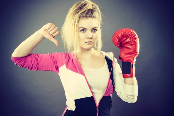Kobieta nosi rękawice bokserskie Wyświetlono kciuk w dół — Zdjęcie stockowe