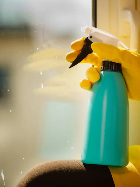 洗剤ラグを使用して自宅で手掃除窓 — ストック写真