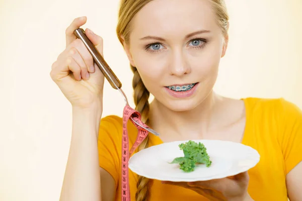 Mulher na dieta segurando prato com alface — Fotografia de Stock