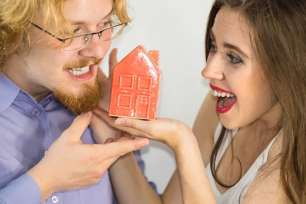 Mann und Frau kaufen neues Haus — Stockfoto