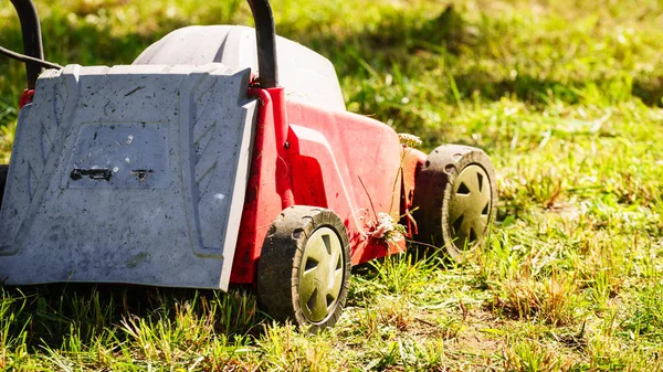 Gartenarbeit. Rasenmähen mit Rasenmäher — Stockfoto