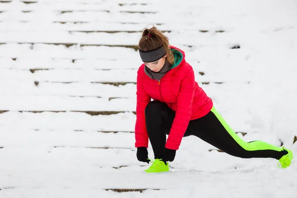 Femme portant des vêtements de sport s'exerçant à l'extérieur pendant l'hiver — Photo