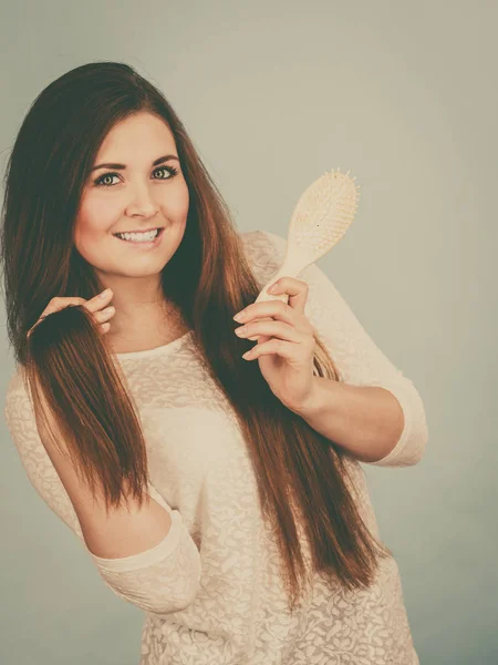 Mulher feliz escovando seu cabelo — Fotografia de Stock