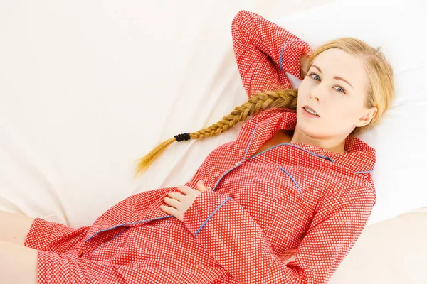 Promyšlené žena ležela v posteli — Stock fotografie