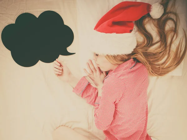 잠 옷 및 산타 클로스 모자를 착용 해 여자를 자 고 — 스톡 사진