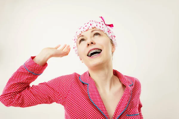 Mujer divertida con pijama y gorra de baño —  Fotos de Stock
