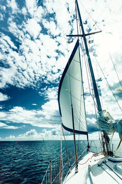 Navigazione in barca a vela durante il tempo soleggiato — Foto Stock