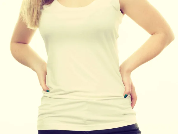 Mujer vistiendo top blanco tomados de las manos en las caderas — Foto de Stock