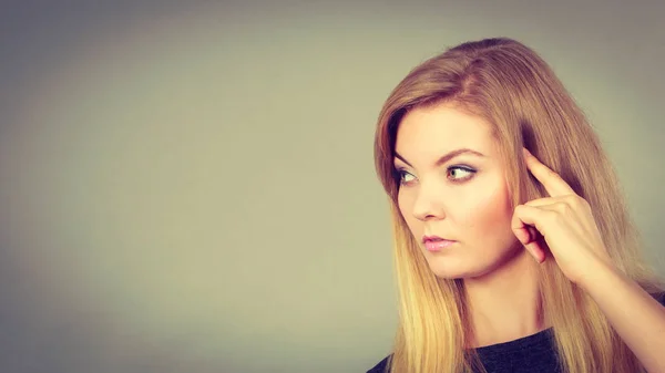 Primer plano de la expresión de la cara de pensamiento de la mujer — Foto de Stock