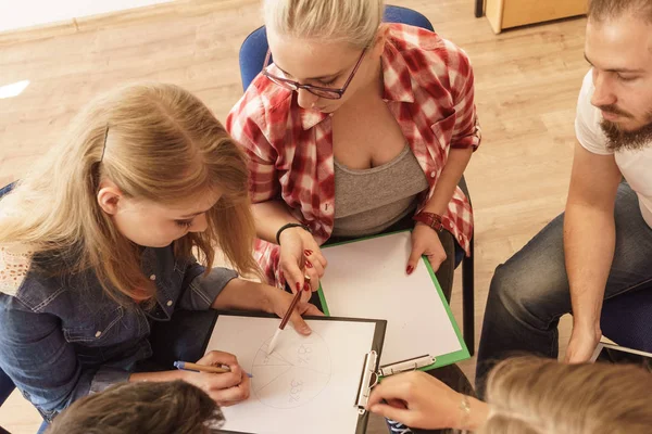 Gruppe von Menschen Studenten arbeiten zusammen — Stockfoto