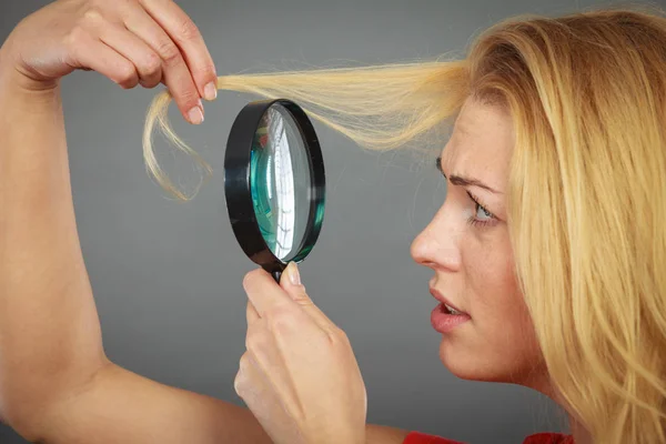 虫眼鏡で髪を見ている女性 — ストック写真